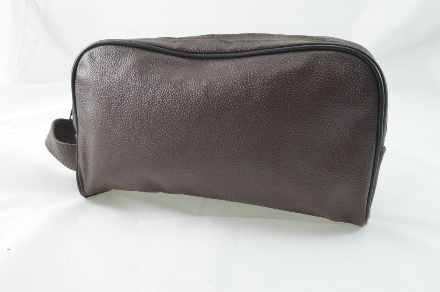 Kulturtasche mit zwei Fächern aus bordeauxfarbenen Rindleder