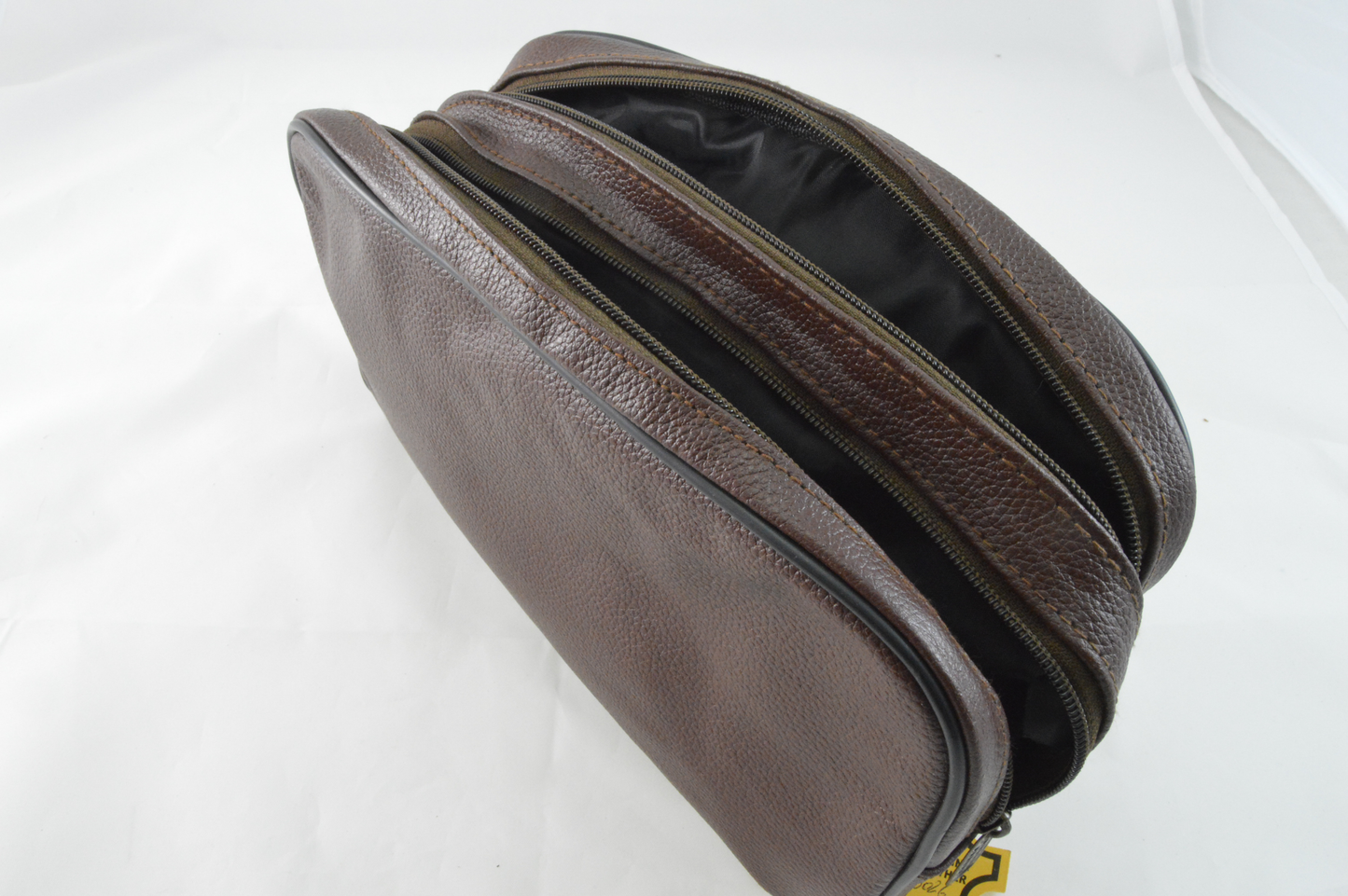 Kulturtasche mit zwei Fächern aus bordeauxfarbenen Rindleder