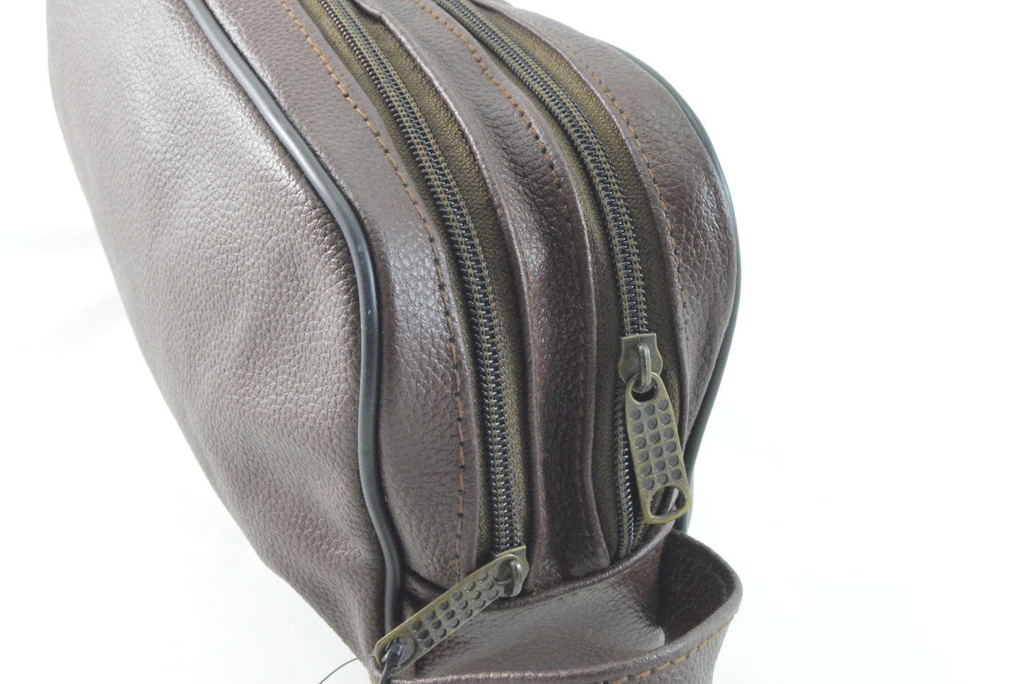 Kulturtasche mit zwei Fächern aus bordeauxfarbenen Rindleder