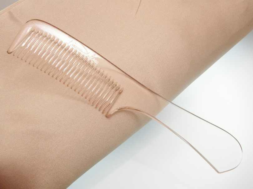 Großer transparenter Griffkamm