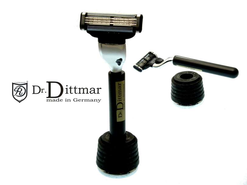 Wet shaver with shaving station for Mach3