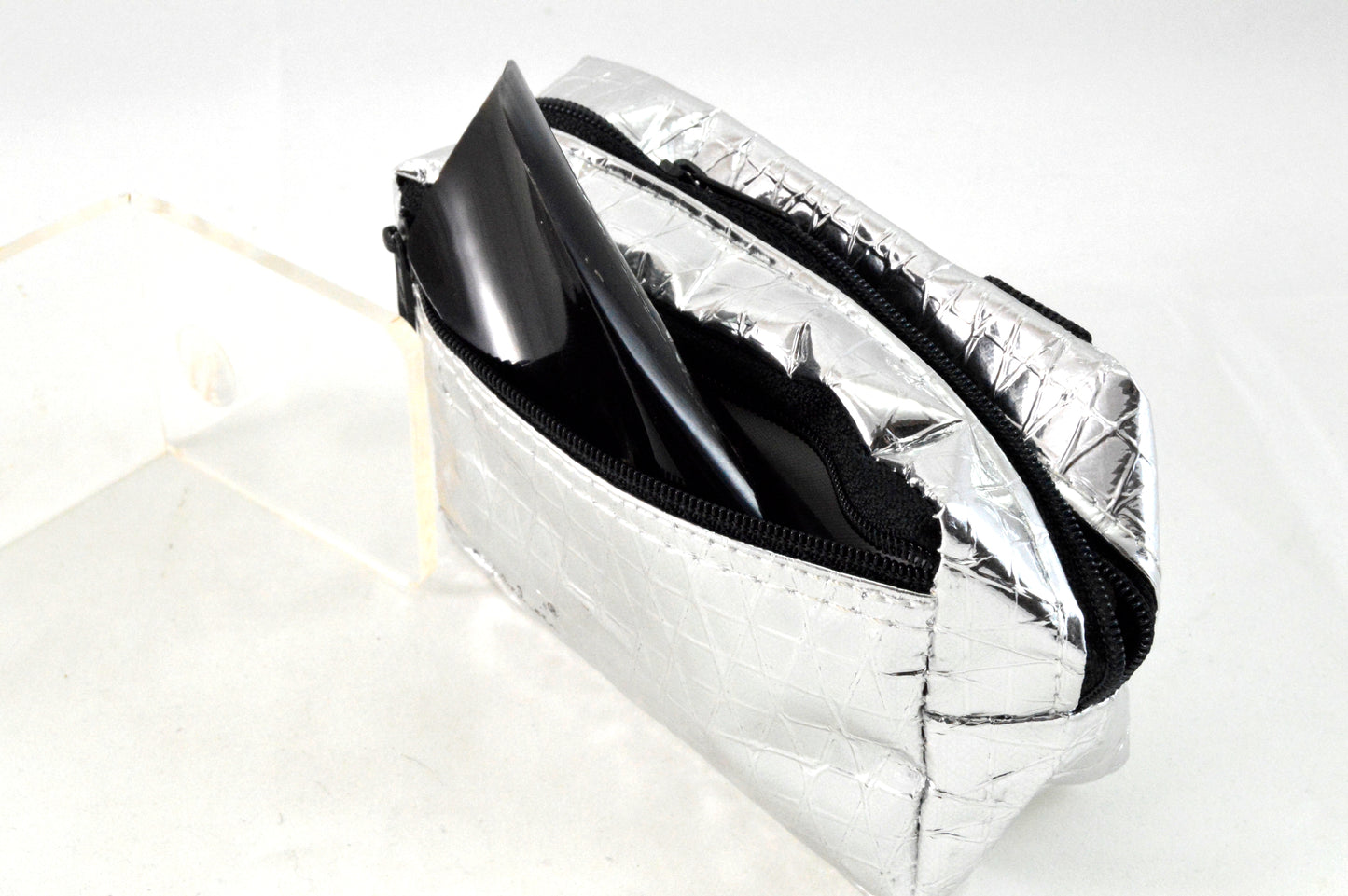 Travel shoehorn with bag