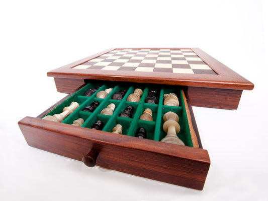 Schachspiel mit Schublade und Figuren aus Horn